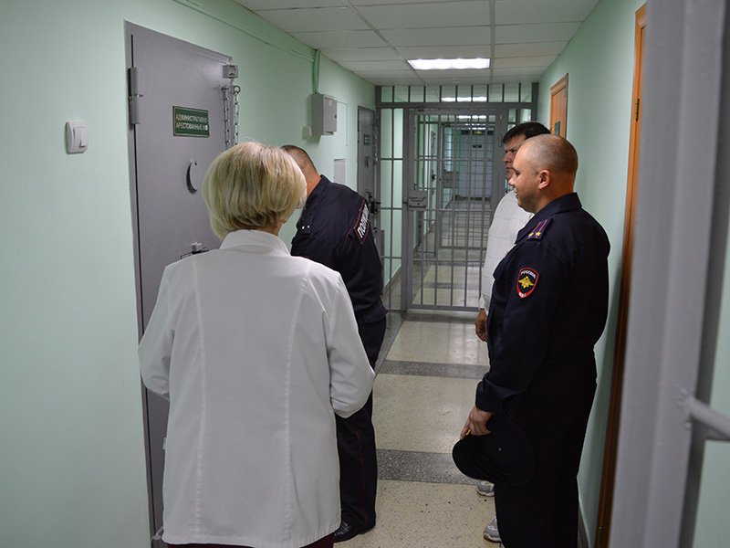 В Алексеевке представитель Общественного совета при ОМВД с проверкой посетил изолятор временного содержания
