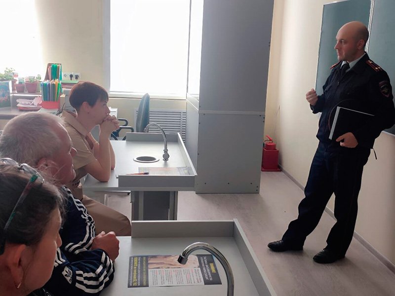 В Алексеевском городском округе полицейские провели с педагогами беседы о распространенных схемах мошенничеств