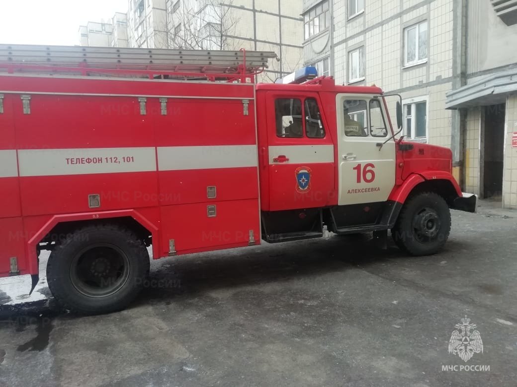 Спасатели МЧС России приняли участие в ликвидации ДТП в городе Алексеевка на улице Маяковского