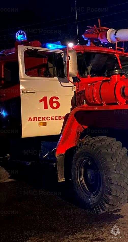 Спасатели МЧС России приняли участие в ликвидации ДТП в городе Алексеевка на улице Льва Толстого