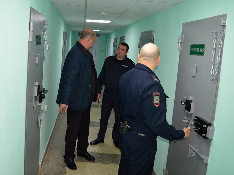 В Алексеевке заместитель председателя Общественного совета при ОМВД с проверкой посетил изолятор временного содержания