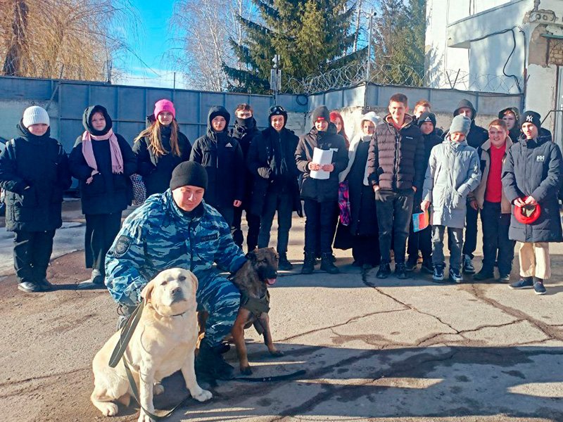 В Алексеевке школьники побывали в гостях у полицейских