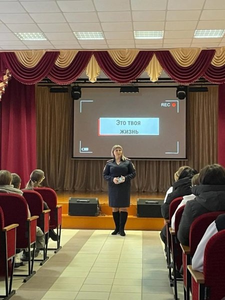 В Алексеевском городском округе сотрудники полиции провели со школьниками беседу о недопустимости употребления наркотических средств и психотропных веществ