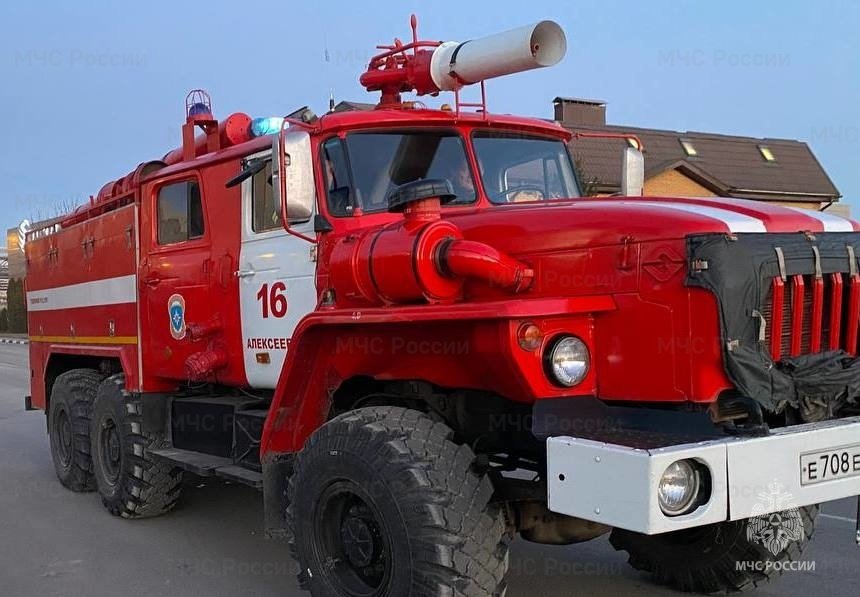 Спасатели МЧС России приняли участие в ликвидации ДТП в городе Алексеевка на улице Некрасова