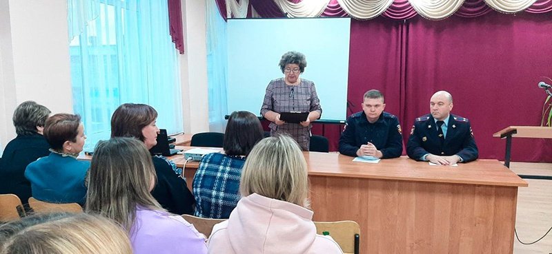В Алексеевском городском округе полицейские приняли участие в школьных родительских собраниях
