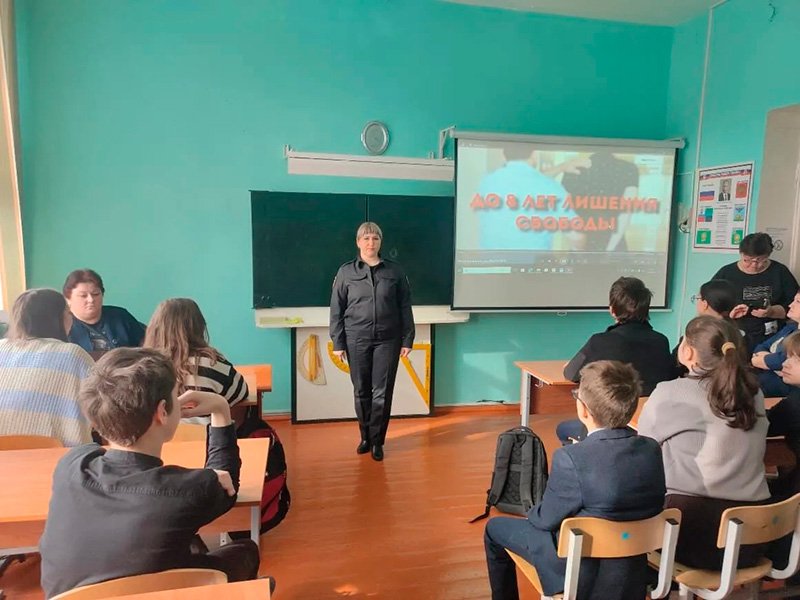 В Алексеевском городском округе полицейские провели правовую беседу со школьниками