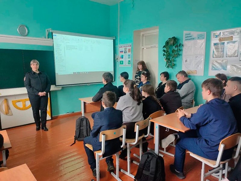 В Алексеевском городском округе полицейские провели правовую беседу со школьниками